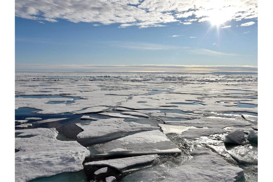 Auf dem Arktischen Ozean am Nordpol schwimmen Eisplatten. Das Eis schmilzt und der Meeresspiegel steigt. Die Erderwärmung hat massive Auswirkungen auf Eismassen und Ozeane. Foto: Ulf Mauder