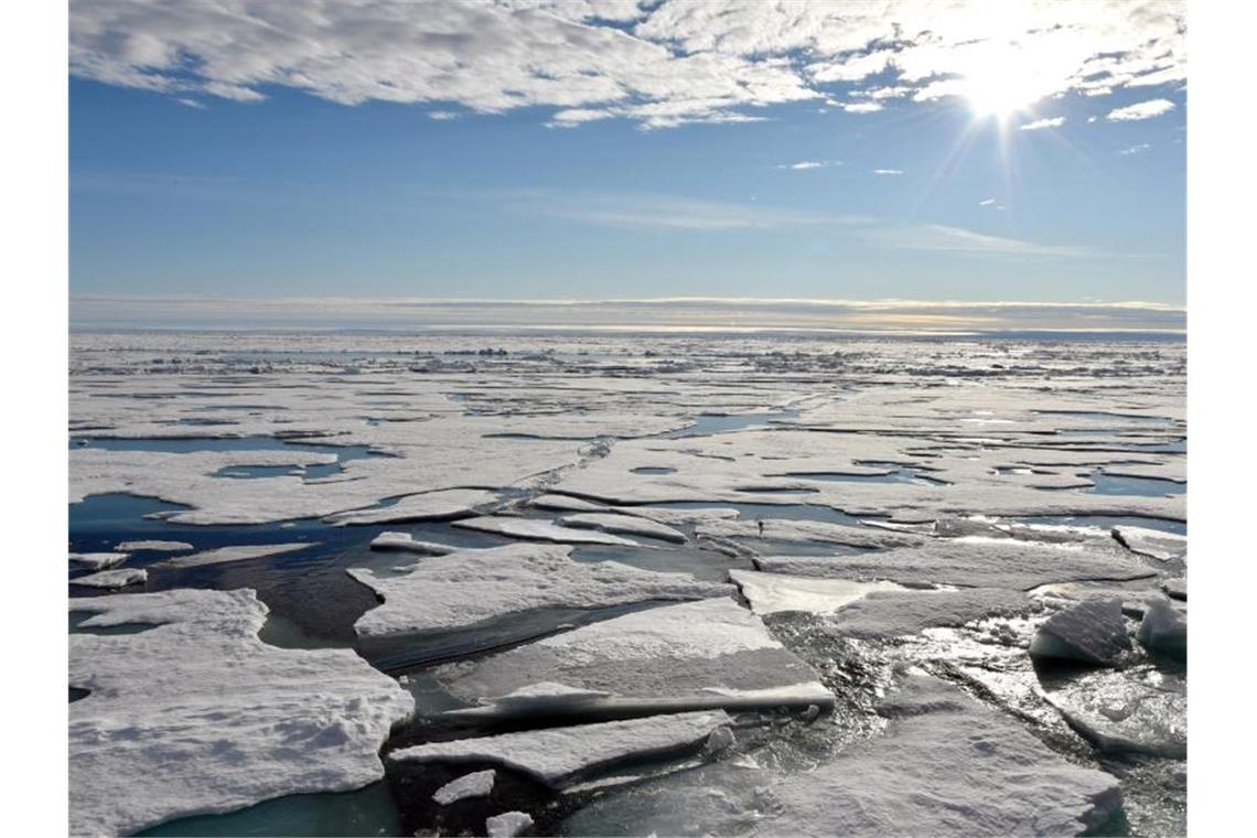 Weltklimarat warnt: Küsten und Inseln verschwinden weltweit Auf dem Arktischen Ozean am Nordpol schwimmen Eisplatten. Das Eis schmilzt und der Meeresspiegel steigt. Die Erderwärmung hat massive Auswirkungen auf Eismassen und Ozeane. Foto: Ulf Mauder