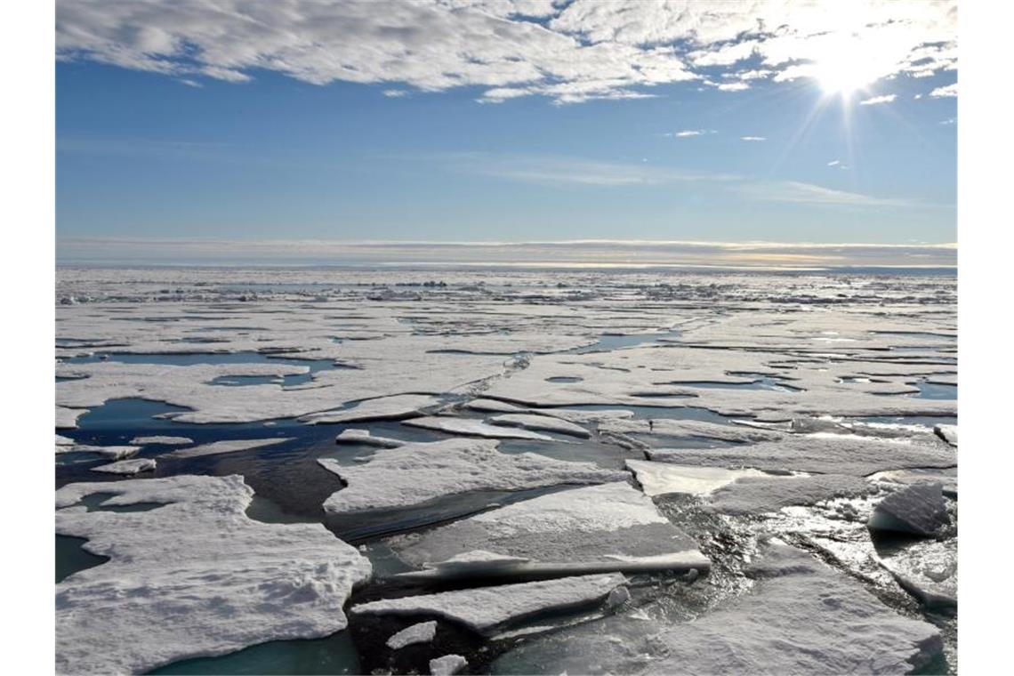 Weltklimarat fordert schnelles Handeln Auf dem Arktischen Ozean am Nordpol schwimmen mehrere Eisplatten. Der Meeresspiegel steigt im globalen Mittel um etwa drei Millimeter pro Jahr. Foto: Ulf Mauder