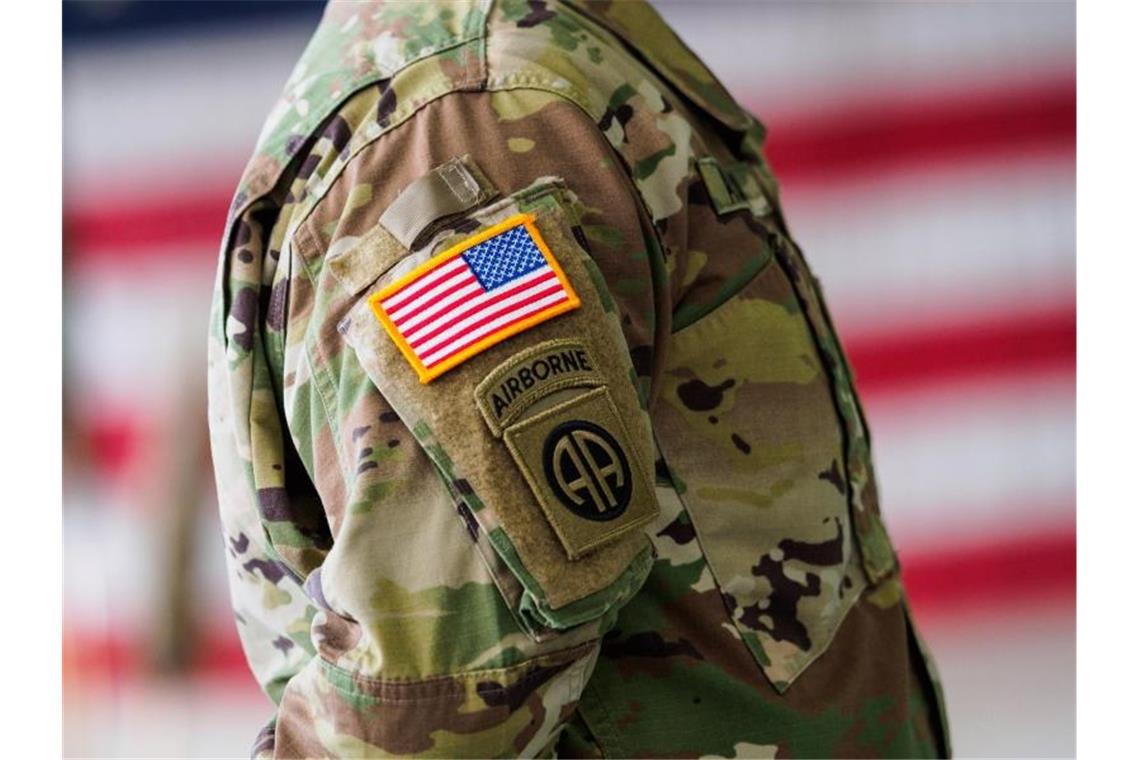 Auf dem Arm eines US-Soldaten ist in den Storck-Barracks der Aufnäher „Airborne“ zu sehen. Foto: Nicolas Armer/Archiv