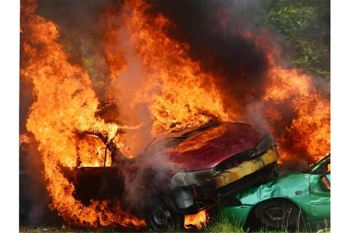 Auf dem Ausbildungsgelände der Freiwilligen Feuerwehr brennen Autos. Foto: Martin Schutt/dpa-Zentralbild/dpa/Archivbild