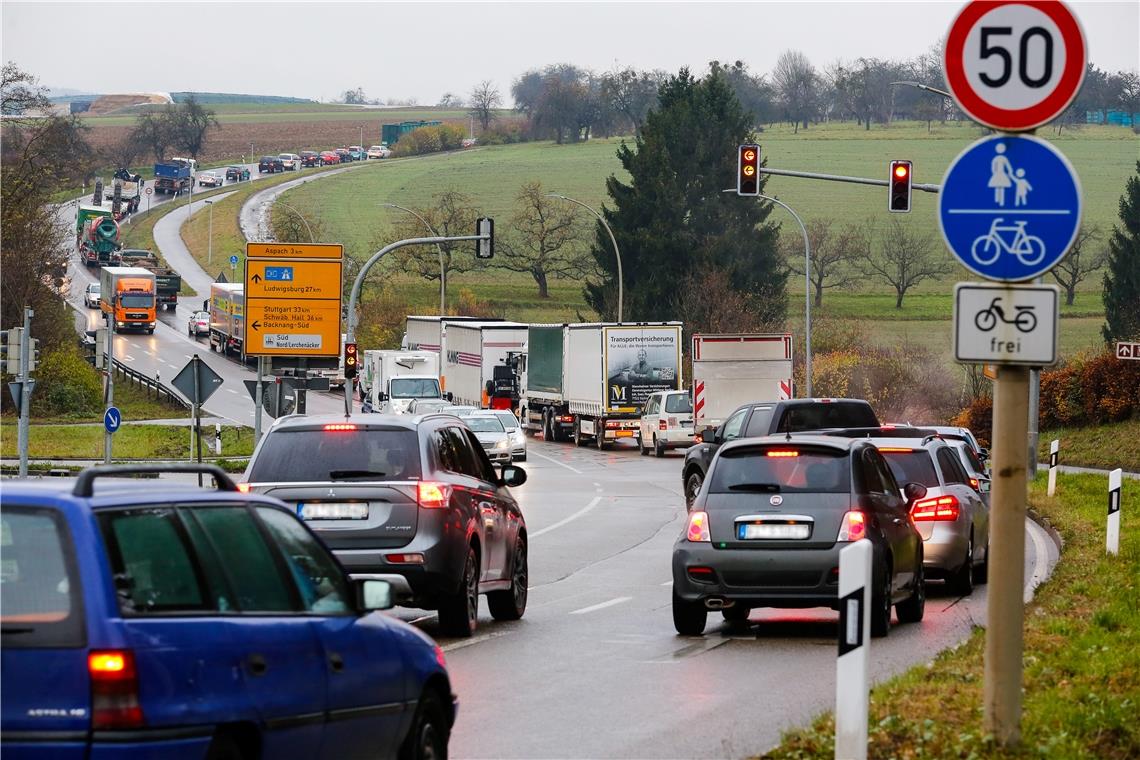 Autobahnzubringer wird im April zur Bundesstraße Auf dem Autobahnzubringer sind täglich etwa 30000 Fahrzeuge unterwegs. Foto: Alexander Becher