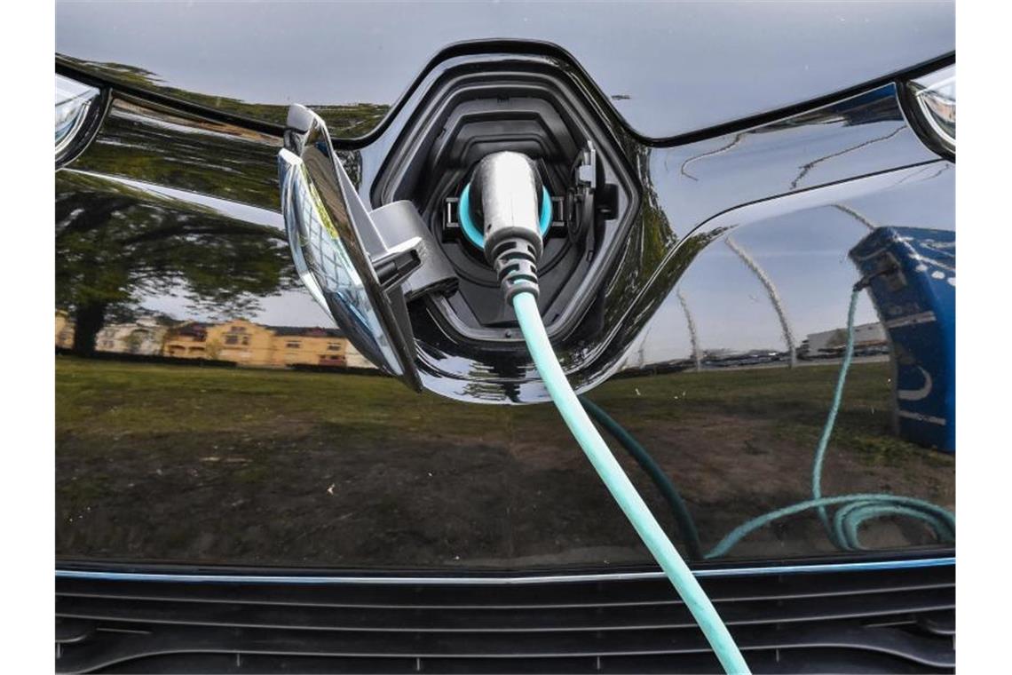 Kabinett beschließt höheren Zuschuss beim Kauf von E-Autos Auf dem „Autogipfel“ war vereinbart worden, dass in den kommenden zwei Jahren 50.000 neue öffentliche Ladepunkte entstehen sollen. Foto: Patrick Pleul/zb/dpa