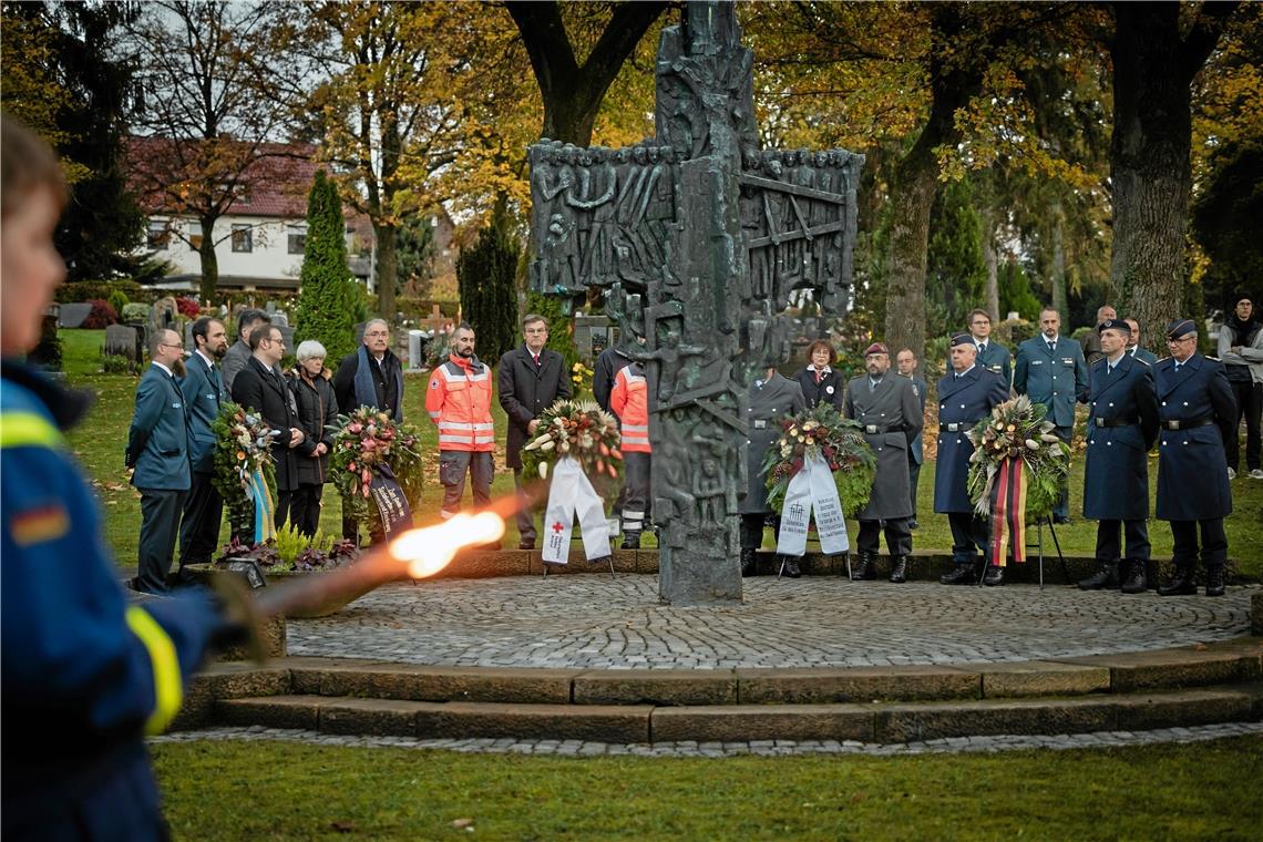 Auf dem Backnanger Stadtfriedhof haben lokale Persönlichkeiten und Vereine eine Gedenkfeier veranstaltet. Fotos: Alexander Becher