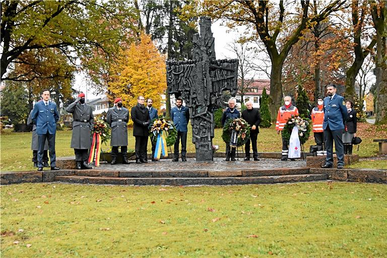 Auf dem Backnanger Stadtfriedhof wird zum Volkstrauertag der Kriegstoten gedacht. Fotos: T. Sellmaier
