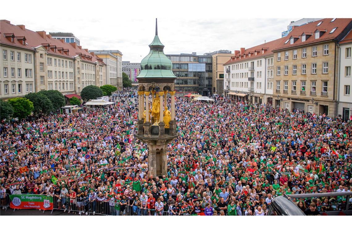 Bilder des Tages Auf dem Balkon des Rathauses feiert die Mannschaft des SC Magdeburg den Sieg im Finale der Handball-Champions-League.