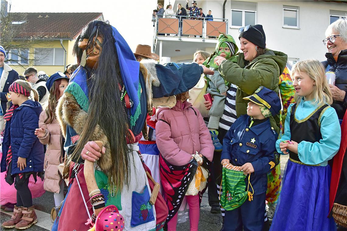 Auf dem Balkon (im Hintergrund) hat man die beste Aussicht. Faschingsumzug in Al...