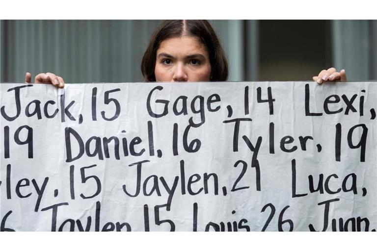 Auf dem Banner stehen die Namen von 400 Kindern und Jugendlichen, für deren Tod Facebook und Co verantwortlich sein sollen.