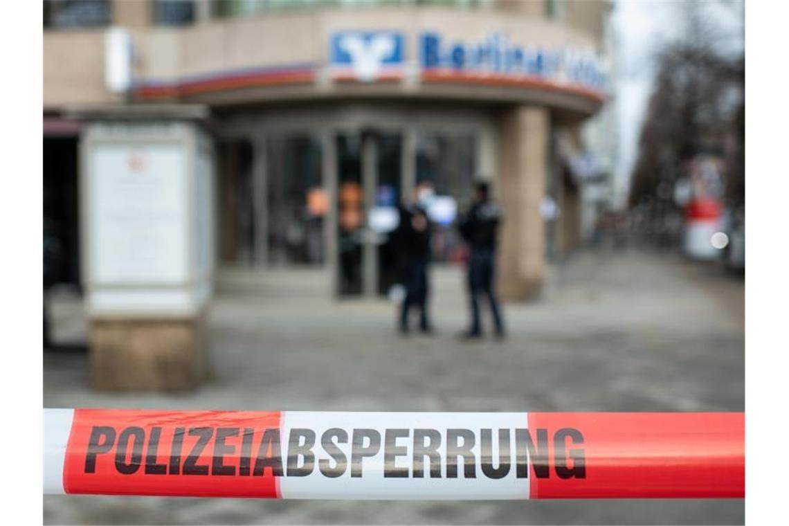 Auf dem Berliner Kurfürstendamm ist ein Geldtransporter überfallen worden. Mehrere Täter sind geflüchtet, zwei Wachleute sollen verletzt worden sein. Foto: Bernd von Jutrczenka/dpa