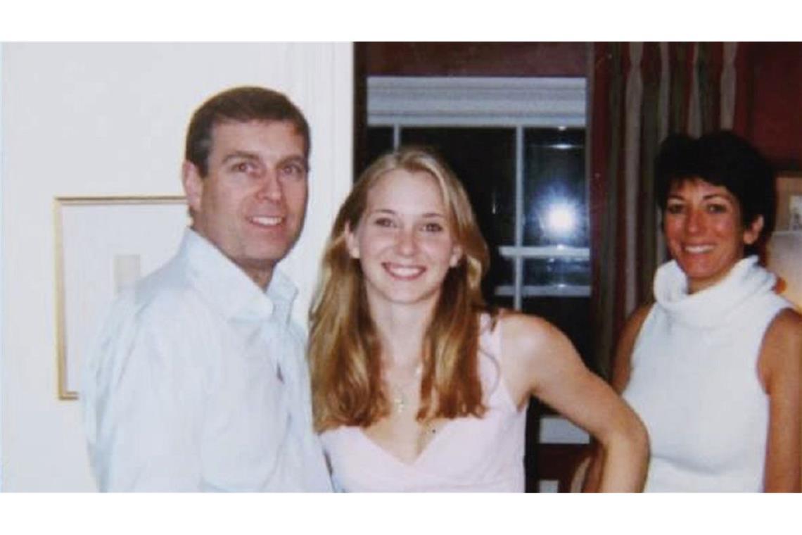 Auf dem berüchtigten Foto ist Andrew (links) mit Epstein-Opfer Virgina Giuffre (Mitte) zu sehen. (Archivfoto)
