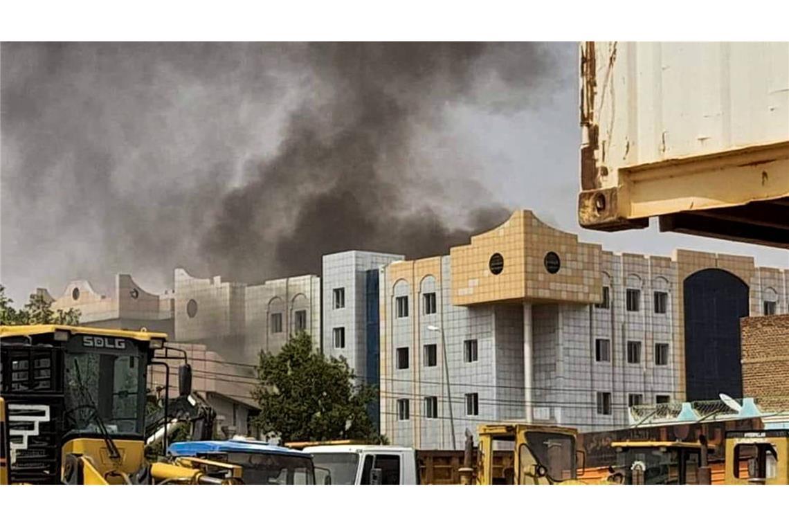 Auf dem Bild ist die Zerstörung der Stadt Al Fasher in Darfur zu sehen. Bei einem Angriff auf ein Flüchtlingslager in der sudanesischen Region Darfur sind  mehr als 40 Menschen getötet worden. (Archivbild)