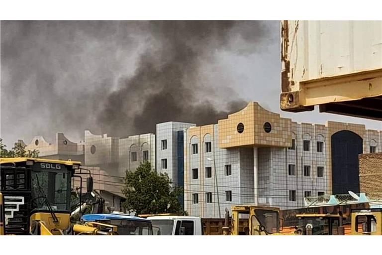 Auf dem Bild ist die Zerstörung der Stadt Al Fasher in Darfur zu sehen. Bei einem Angriff auf ein Flüchtlingslager in der sudanesischen Region Darfur sind  mehr als 40 Menschen getötet worden. (Archivbild)