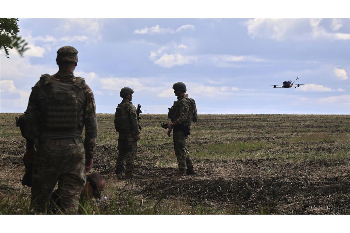 Auf dem Bild sind ukrainische Soldaten zu sehen. Russische Streitkräfte haben in der Ukraine einen großen Geländegewinn erzielt. (Archivbild)