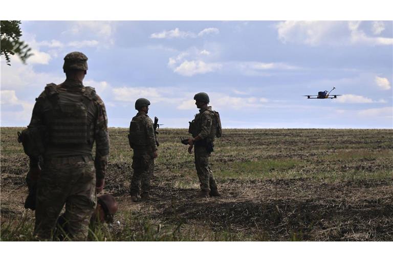 Auf dem Bild sind ukrainische Soldaten zu sehen. Russische Streitkräfte haben in der Ukraine einen großen Geländegewinn erzielt. (Archivbild)