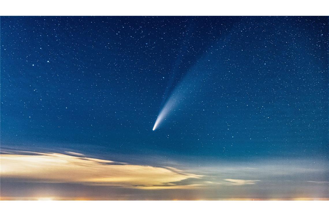 „C/2025 R2“ – Neu entdeckter Komet wird am Abendhimmel erwartet Auf dem Bild zu sehen: Der Komet NEOWISE über dem Ozean. Ein neu entdeckter Komet wird am Abendhimmel auf der Erde sichtbar sein (Archivfoto).