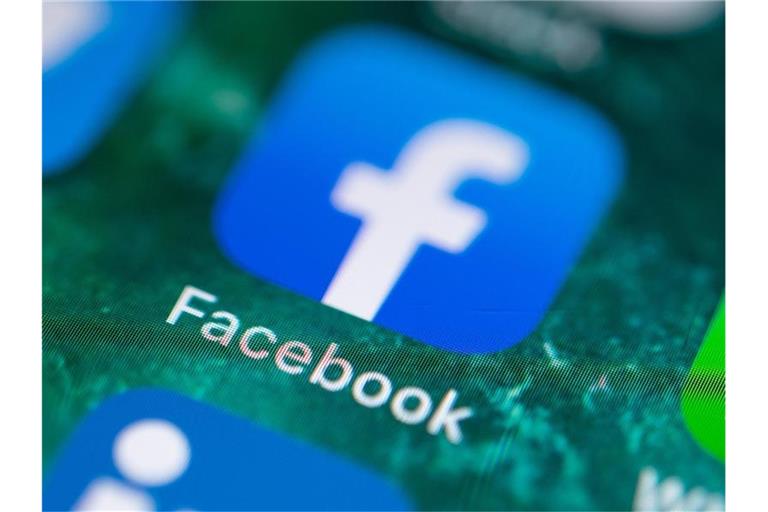 Auf dem Bildschirm eines iPhones wird die App von Facebook angezeigt. Foto: Fabian Sommer/dpa