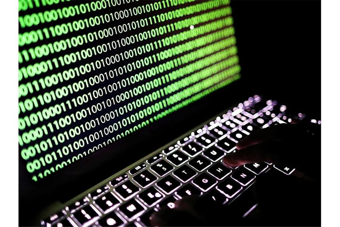 Festnahmen: 62.000 französische Impfpässe gefälscht Auf dem Bildschirm eines Laptops ist ein Binärcode zu sehen. Foto: Oliver Berg/dpa