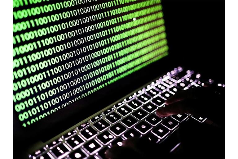 Auf dem Bildschirm eines Laptops ist ein Binärcode zu sehen. Foto: Oliver Berg/dpa