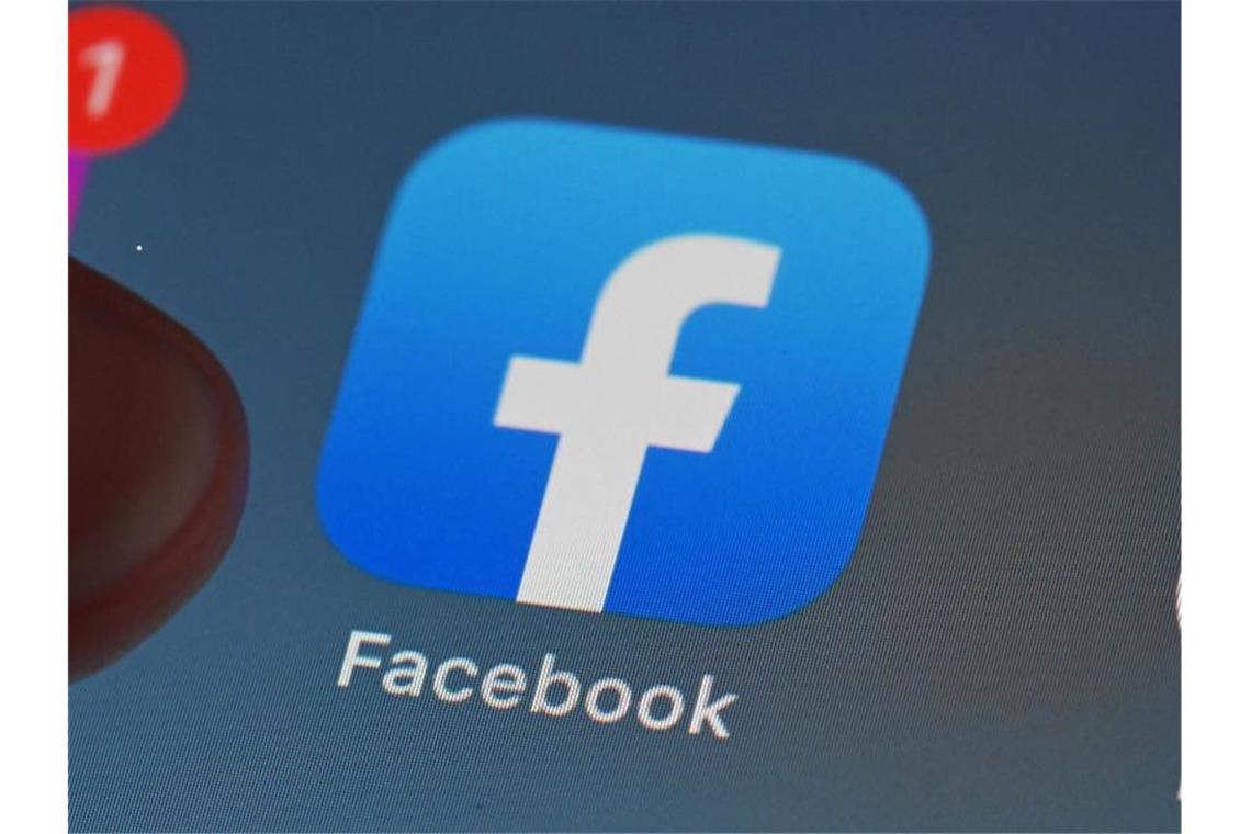 Auf dem Bildschirm eines Smartphones ist die Facebook-App zu sehen. Foto: Uli Deck/dpa/Symbolbild