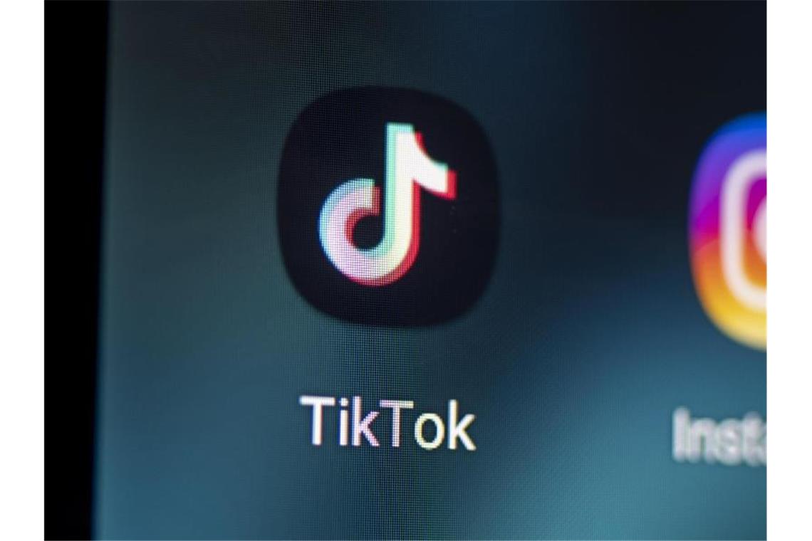 Evangelium per Tiktok: Kirche schafft digitale Pfarrstellen Auf dem Bildschirm eines Smartphones sieht man das Logo der App TikTok. Foto: Fabian Sommer/dpa/Symbolbild