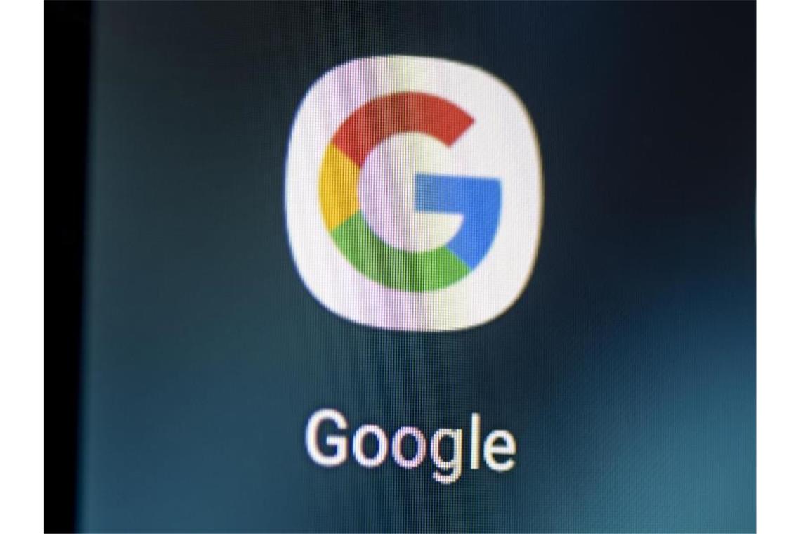 Auf dem Bildschirm eines Smartphones sieht man das Logo der Google-App. Foto: Fabian Sommer/dpa