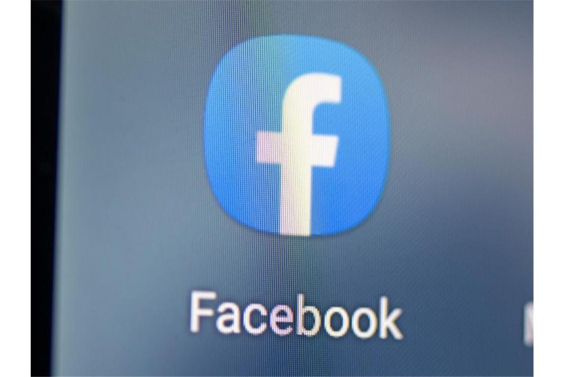 Einstige Facebook-Währung Diem geht an kalifornische Bank Auf dem Bildschirm eines Smartphones sieht man das Logo der App Facebook. Foto: Fabian Sommer/dpa