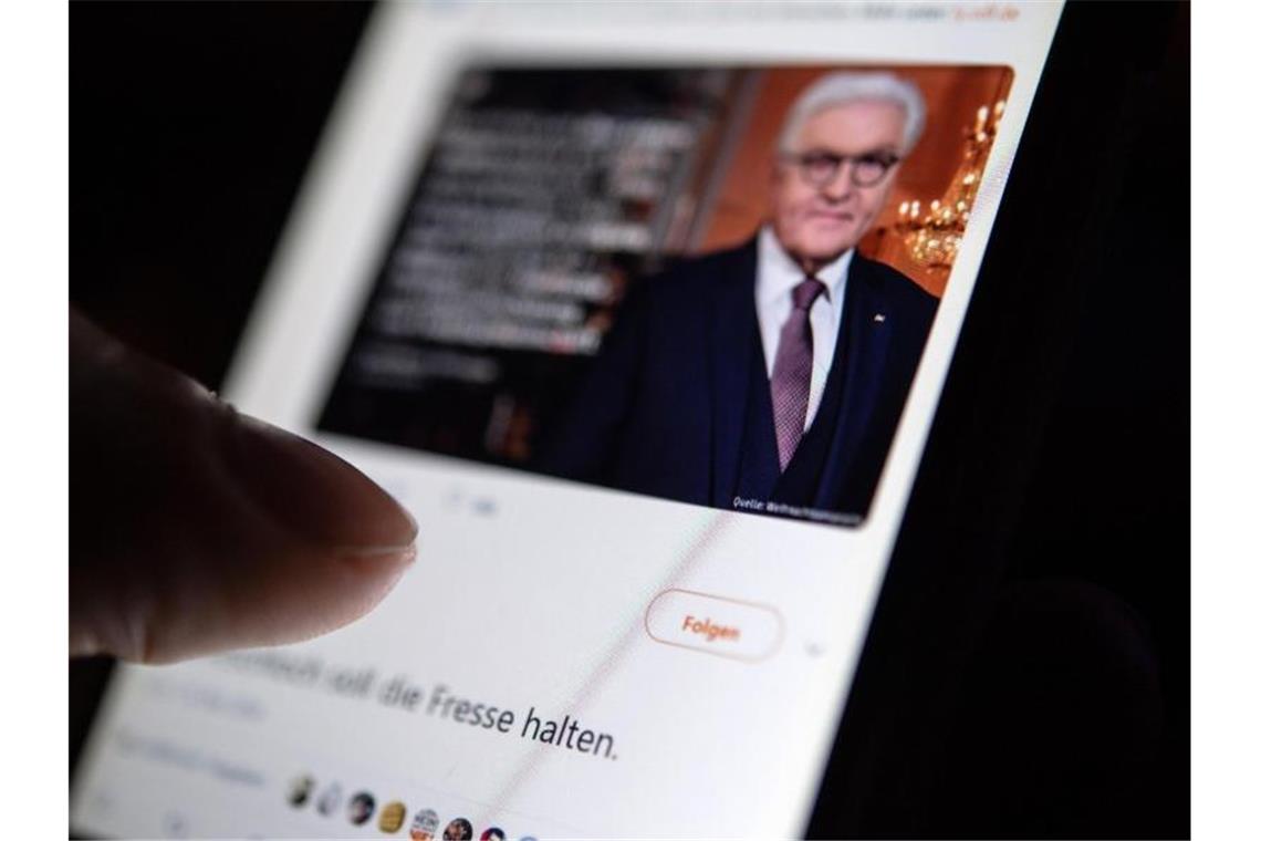 Auf dem Bildschirm eines Smartpones sieht man eine Antwort eines Users auf einen Post von ZDF heute auf Twitter. Foto: Fabian Sommer
