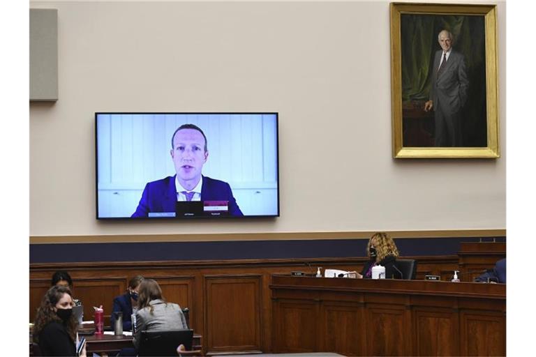 Auf dem Bildschirm zugeschaltet: Facebook-Chef Mark Zuckerberg wehrt sich gegen die Vorwürfe. Foto: Mandel Ngan/Pool AFP/AP/dpa
