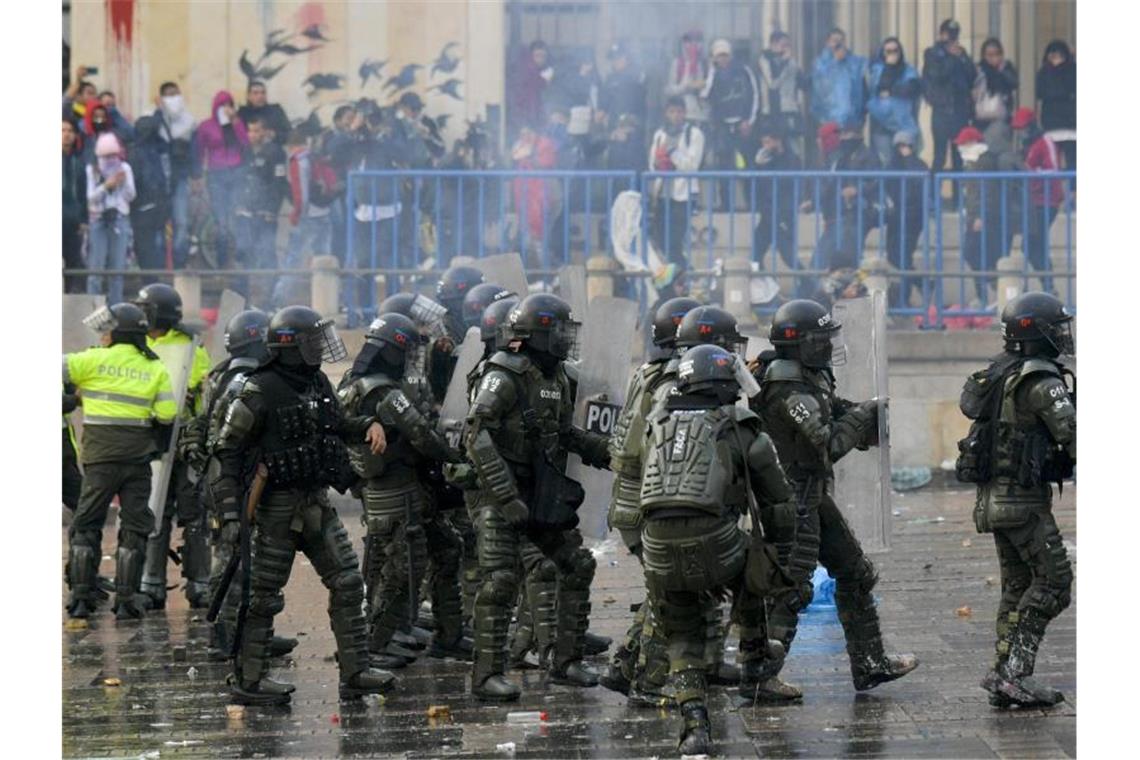 Auf dem Bolivar-Platz zerstreut die Polizei zerstreut regierungskritische Demonstranten. Foto: Str./dpa