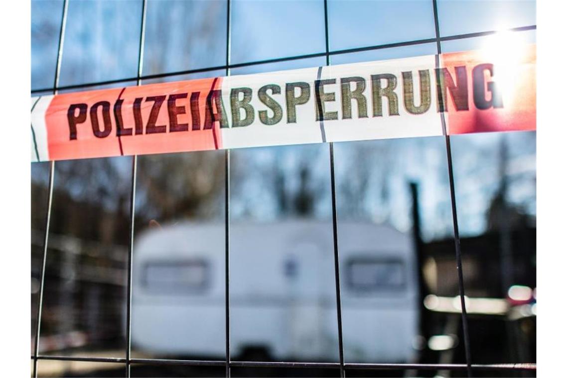 Lügde-Opfer auch ein Täter? Freispruch für 17-Jährigen Auf dem Campingplatz Eichwald, in der inzwischen eingezäunten Parzelle des mutmaßlichen Täters, hängt eine Banderole mit der Aufschrift: "Polizeiabsperrung". Foto: Guido Kirchner/dpa