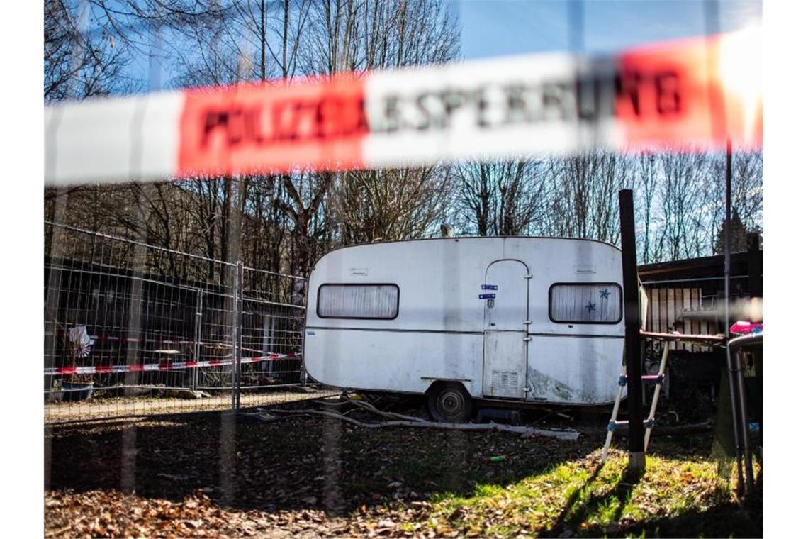 Auf dem Campingplatz Eichwald in der inzwischen eingezäunten Parzelle des mutmaßlichen Täters steht der versiegelte Campingwagen. Foto: Guido Kirchner/dpa