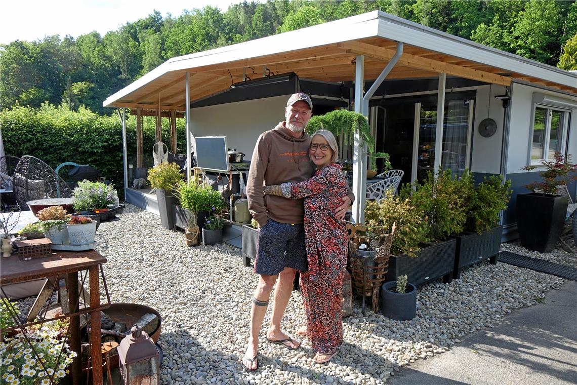 Jeden Morgen Campingfeeling Auf dem Campingplatz in Fornsbach haben Monika und Ingo Wiesner ihr Glück gefunden. Foto: Sonja Alexa Vollmann