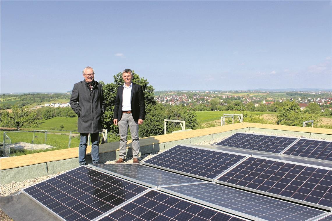 Auf dem Dach des neuen Wasserwerks im Hohholz hat die Energiegemeinschaft in diesem Frühjahr eine Fotovoltaikanlage errichtet (von links): Kaufmännischer Vorstand Reinhard Knüdeler und der Aufsichtsratsvorsitzende, Bürgermeister Ian Schölzel. Archivfoto: Gemeinde