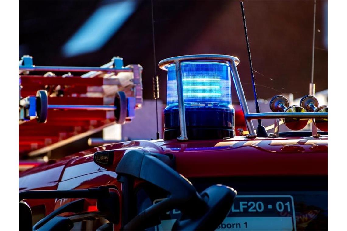 Strohlager in Flammen: Mehr als 150.000 Euro Schaden Auf dem Dach eines Einsatzfahrzeugs der Feuerwehr leuchtet ein Blaulicht. Foto: David Inderlied/dpa/Symbolbild
