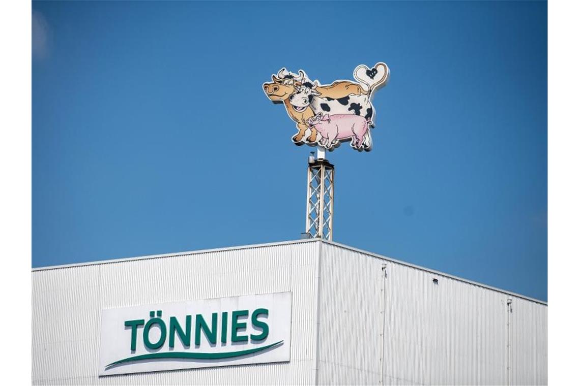 Tönnies weist Kritik zu neuen Firmen zurück Auf dem Dach eines Gebäudes auf dem Werksgelände steht das Logo der Firma Tönnies in Form von zwei Kühen und einem Schwein. Foto: Guido Kirchner/dpa