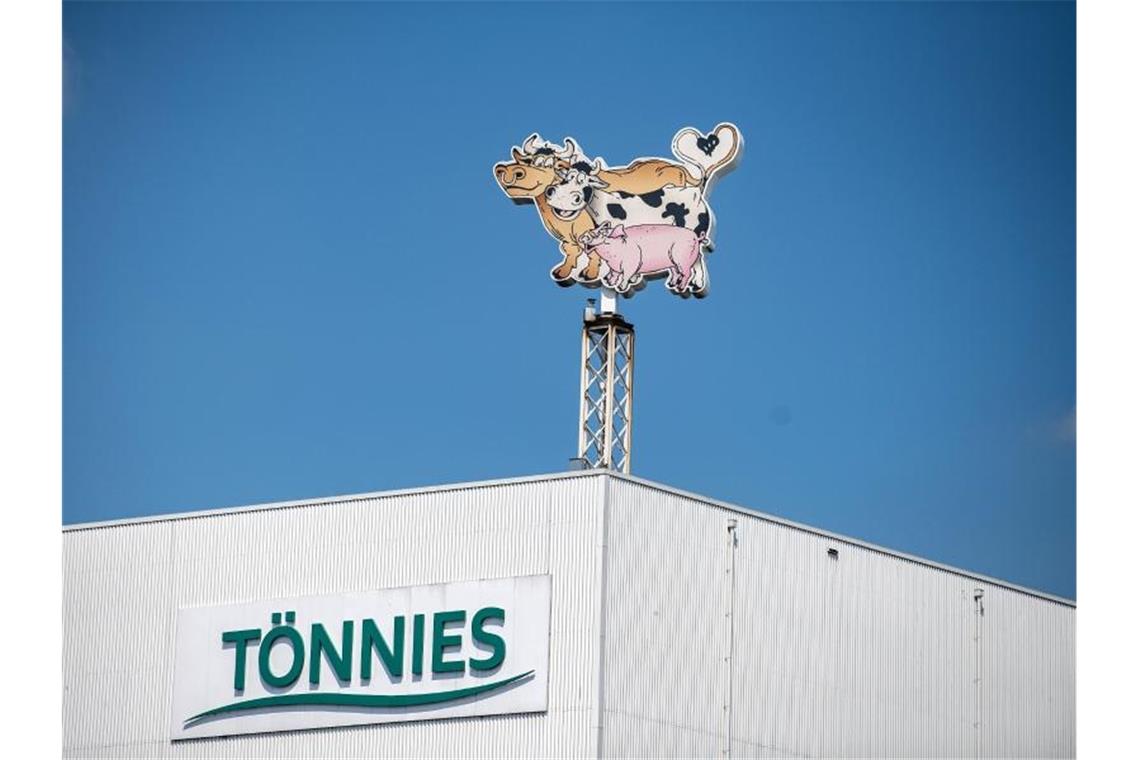 Auf dem Dach eines Gebäudes steht das Logo der Firma Tönnies. Foto: Guido Kirchner/dpa/Symbolbild