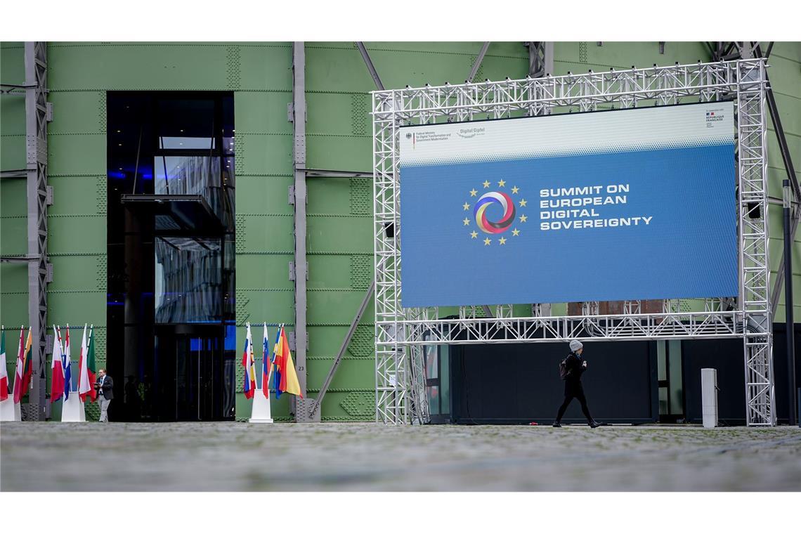 Auf dem deutsch-französischen Digitalgipfel in Berlin sind 18 Vereinbarungen zum Ausbau von KI-Anwendungen vorgestellt worden.