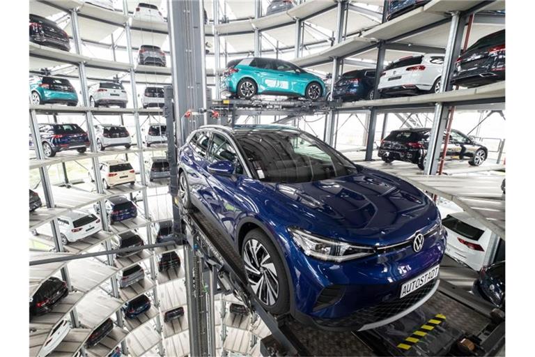 Auf dem deutschen Automarkt wird die Software in den Wagen immer wichtiger. Foto: Peter Steffen/dpa