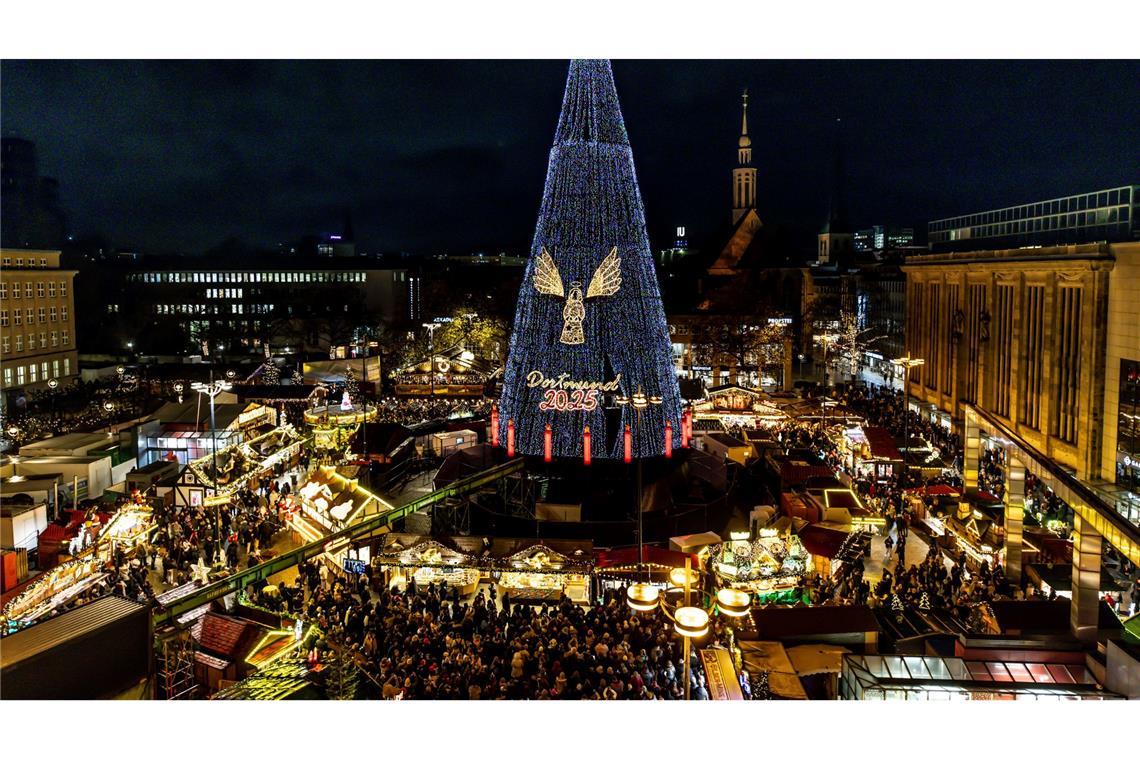 Auf dem Dortmunder Weihnachtsmarkt wird die Beleuchtung des riesigen Weihnachtsbaums mit 140.000 LEDs angeschaltet.