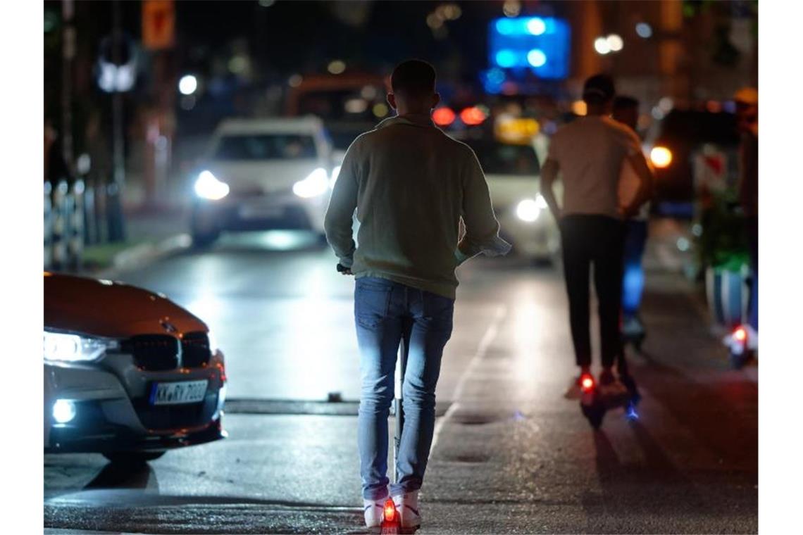 Hohe Dunkelziffer bei Scooter-Unfällen Auf dem E-Scooter durch die Nacht - ohne Helm. Foto: Henning Kaiser/dpa
