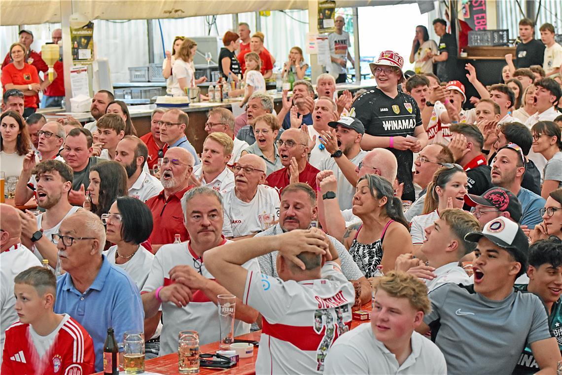 Auf dem Ebersberg wird mitgefiebert. Die Ebersberger Pokalnacht mit Public Viewi...