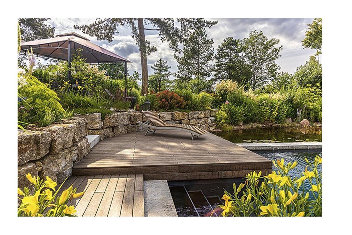 Auf dem ehemaligen Gelände einer städtischen Wetterwarte hat die Landschaftsarchitektin Vanessa Seiß zusammen mit Udo Lindenlaub einen Naturpool angelegt.