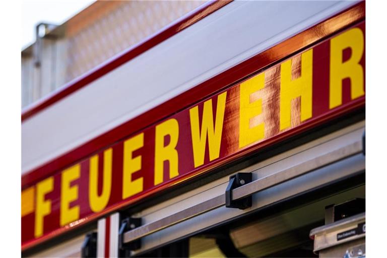 Auf dem Einsatzfahrzeug ist in gelber Farbe der Schriftzug „Feuerwehr“ zu lesen. Foto: David Inderlied/dpa/Symbolbild