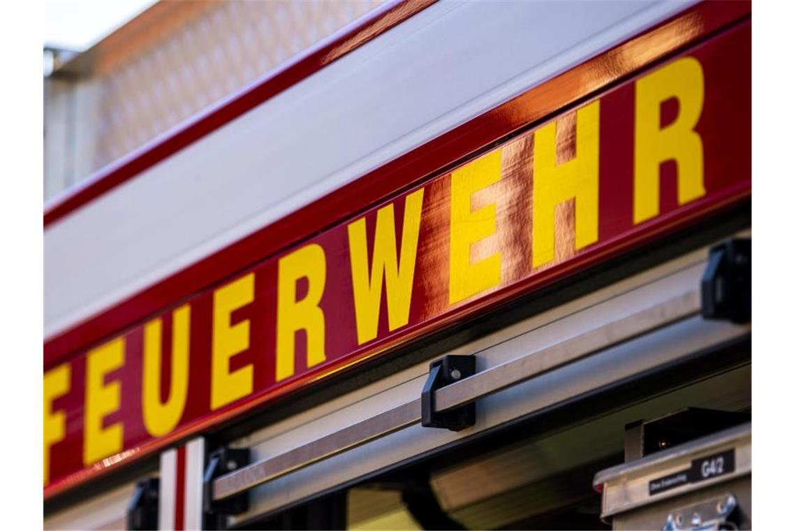 Sechs Gartenhäuser abgebrannt: Hoher Schaden Auf dem Einsatzfahrzeug ist in gelber Farbe der Schriftzug „Feuerwehr“ zu lesen. Foto: David Inderlied/dpa/Symbolbild