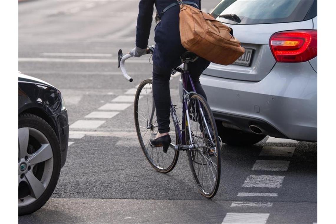 Auf dem Fahrradweg zwischen den Autos hindurch. Neue Vorschriften sollen das Radfahren sicherer machen. Foto: Monika Skolimowska
