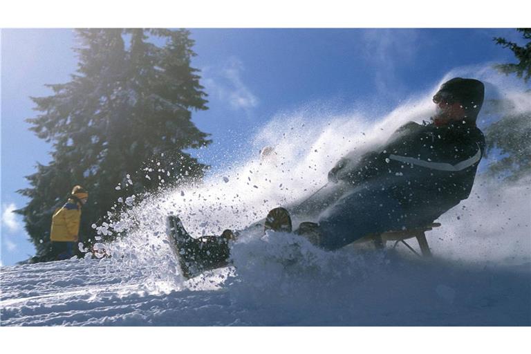 Auf dem Feldberg kann am Wochenende mit etwas Glück Schlitten gefahren werden.
