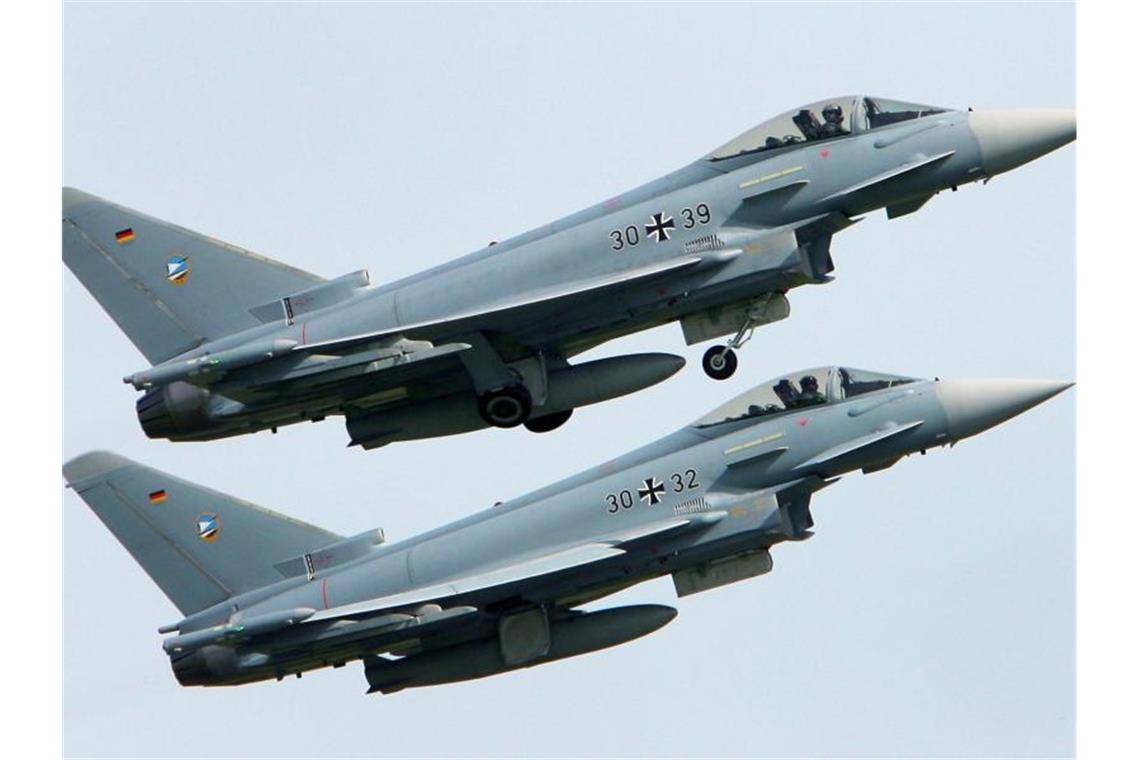 Bundeswehrpilot stirbt bei „Eurofighter“-Kollision Auf dem Fliegerhorst Laage bei Rostock starten zwei Eurofighter zu einer Übung. Foto: Bernd Wüstneck/Archiv