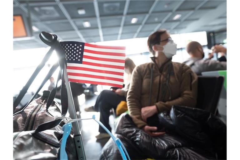 Auf dem Flughafen Frankfurt: Geimpfte EU-Bürger dürfen wieder in die USA fliegen, das Land mit den laut Johns-Hopkins-Universität meisten Corona-Fällen überhaupt. Foto: Sebastian Gollnow/dpa