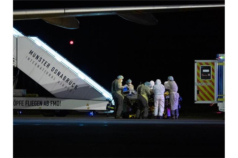 Auf dem Flughafen Münster-Osnabrück steht eine Maschine der Luftwaffe mit sechs Coroa-Patienten aus Süddeutschland, die von mehreren Krankenwagen in die umliegenden Krankenhäuser verlegt werden. Foto: Guido Kirchner/dpa