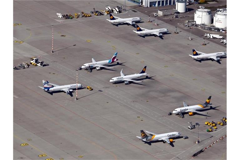 Auf dem Flughafen Stuttgart stehen zahlreiche Flugzeuge am Boden. Foto: Uli Deck/dpa/Archivbild